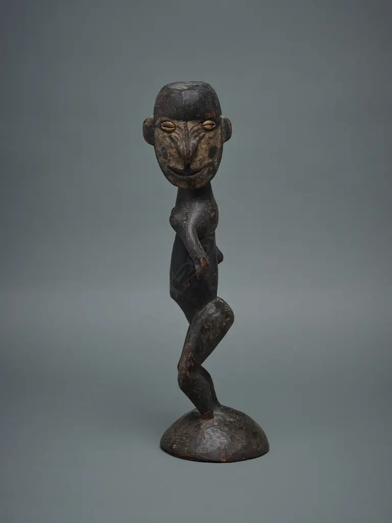 Solomon Islands wooden male figure, Image 1++